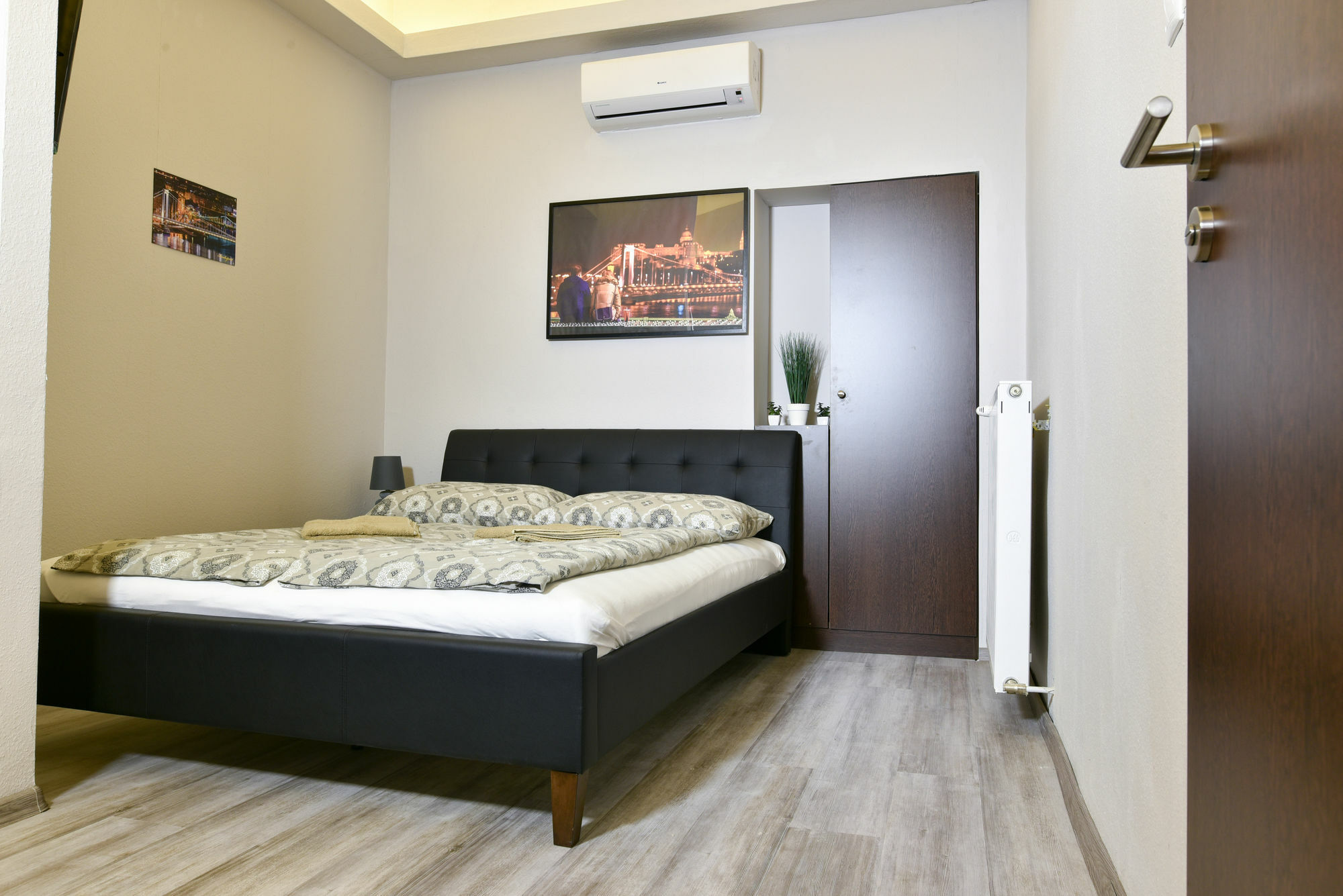 Corvin Point Rooms And Apartments Budapest Exterior photo